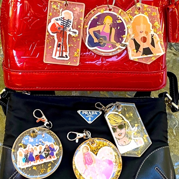 MYSTERY BUNDLE Taylor Swift Iconic Moments Cartoon & Gold Flakes Keychain 2 PACK - Picture 16 of 16